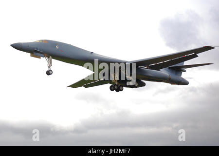 RAF Fairford, Gloucestershire, UK. 12 luglio 2017. Un Rockwell B-1 Lancer bombardiere strategico arriva per il fine settimana di festa annuale di RIAT Air Show. La US Air Force è fortemente rappresentata per celebrare la loro settantesimo anniversario. Per questa occasione il USAF Thunderbirds fanno la loro comparsa dopo dieci anni. Credito: Uwe Deffner/Alamy Live News Foto Stock