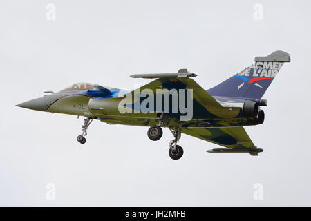 Raf fairford, Gloucestershire, UK. 12 luglio 2017. Un Dassault Rafale c arriva per il fine settimana di festa annuale di riat air show. US Air Force è fortemente rappresentata per celebrare la loro settantesimo anniversario. Per questa occasione il usaf thunderbirds fanno la loro comparsa dopo dieci anni. Credito: Uwe deffner/alamy live news Foto Stock