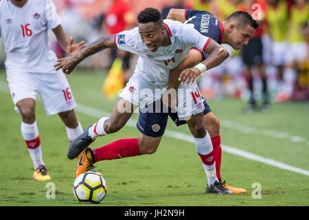 Houston, Texas, Stati Uniti d'America. 11 Luglio, 2017. Canada centrocampista mark-ANTHONY KAYE (14) e Costa Rica centrocampista DAVID Guzman (20) battaglia per la sfera durante la prima metà di un internazionale CONCACAF Gold Cup Soccer match tra Canada e Costa Rica Presso BBVA Compass Stadium. Il gioco si è conclusa con un pareggio. Credito: Trask Smith/ZUMA filo/Alamy Live News Foto Stock