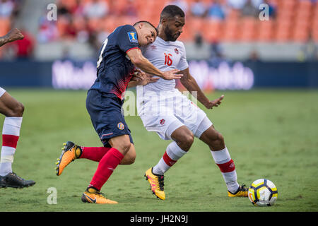 Houston, Texas, Stati Uniti d'America. 11 Luglio, 2017. Costa Rica centrocampista DAVID Guzman (20) battaglie contro il Canada centrocampista ANTHONY JACKSON-HAMEL (16) durante la prima metà di un internazionale CONCACAF Gold Cup Soccer match tra Canada e Costa Rica Presso BBVA Compass Stadium. Il gioco si è conclusa con un pareggio. Credito: Trask Smith/ZUMA filo/Alamy Live News Foto Stock