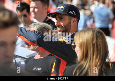 Londra, Regno Unito. Il 12 luglio 2017. Daniel Ricciardo incontra il pubblico prima di prendere parte a una parata di vetture di Formula Uno attorno ad un circuito passante per Trafalgar Square e Whitehall durante un evento promozionale denominato F1LiveLondon in vista del Gran Premio di Gran Bretagna a Silverstone. Credito: Stephen Chung / Alamy Live News Foto Stock