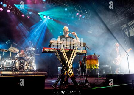 Milwaukee, Wisconsin, Stati Uniti d'America. 7 Luglio, 2017. SEAN WAUGAMAN, NICHOLAS PETRICCA e KEVIN RAY di camminare la luna si esibisce dal vivo presso Henry Maier Festival Park durante il Summerfest di Milwaukee, nel Wisconsin Credit: Daniel DeSlover/ZUMA filo/Alamy Live News Foto Stock