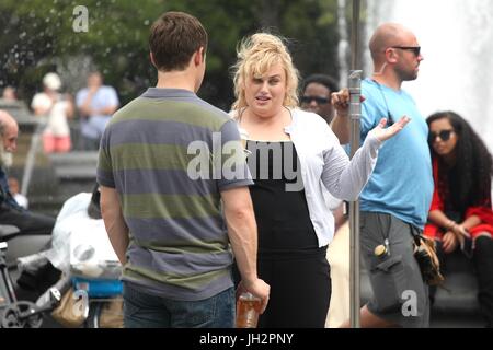 New York, Stati Uniti d'America. 12 Luglio, 2017. New York, NY, STATI UNITI D'AMERICA. 12 Luglio, 2017. Rebel Wilson e Adam DeVine sul set di "non è romantica' a Washington Square Park sulla luglio 12, 2017 a New York City. Credito: Diego Corredor/media/punzone Alamy Live News Credito: MediaPunch Inc/Alamy Live News Foto Stock