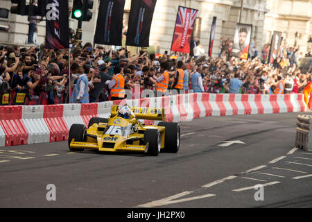 Londra, Regno Unito. 12 Luglio, 2017. Parata dei piloti. Formula 1 Live Londra in Trafalgar Square e Whitehall. Credito: Sebastian Remme/Alamy Live News Foto Stock