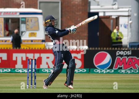 Derby, Inghilterra, 12 luglio 2017. Katey Martin alla battuta per Inghilterra contro la Nuova Zelanda in ICC Donne del campionato del mondo al County Ground Derby. Credito: Colin Edwards/Alamy Live News. Foto Stock