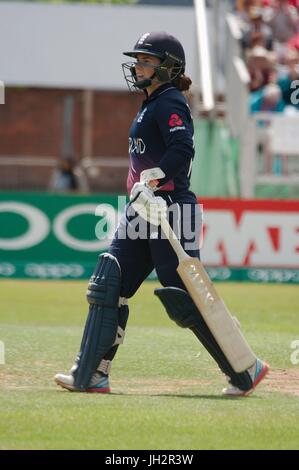 Derby, Inghilterra, 12 luglio 2017. Tammy Beaumont di Inghilterra lasciando il campo dopo essere stato respinto dalla Nuova Zelanda alla CPI Donne del campionato del mondo al County Ground Derby. Credito: Colin Edwards/Alamy Live News. Foto Stock