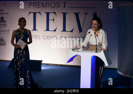 Olga Ruiz (R) e Genoveva Casanova (L) in 'T' i premi per le arti, scienze e sport, portare dalla rivista Telva. Nel Palazzo della arti della Regina Sofia di Valencia. A Valencia a luglio 12, 2017. Foto Stock