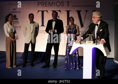 Olga Ruiz (L) Enrique Ponce (2L) ministro spagnolo Inigo Mendez de Vigo (C) Genoveva Casanova (R) e Placido Domingo (R) in 'T' i premi per le arti, scienze e sport, portare dalla rivista Telva. Nel Palazzo della arti della Regina Sofia di Valencia. A Valencia a luglio 12, 2017. Foto Stock