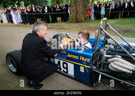 Hurlingham Club , Londra, Inghilterra, Regno Unito. 12 Luglio, 2017. British Formula One Racing leggende e celebrità testa rivolta sul tappeto rosso al Hurlingham Club questa sera in anticipo della prossima settimana della British Grand Prix. Il Grand Prix Sfera, una relazione sociale-calendario, evidenziare questo anno ospitato da Tiff Needell, David Coulthard e Christian Horner, solleva migliaia di sterline per carità ogni anno e ora ha collaborato con la carità "Ali per la vita' il midollo spinale Research Foundation. Gli ospiti e celebrità sembrava incredibile nei loro abiti eleganti e sono stati trattati in un esclusivo F1 dimostrazione prima di un GAL Foto Stock