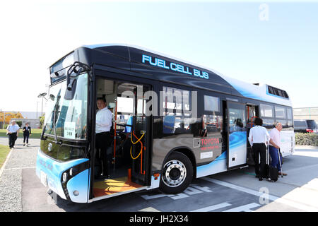 Yokohama, Giappone. 12 Luglio, 2017. Un autobus a celle a combustibile di Toyota subusidiary Hino viene visualizzato in Yokohama, suburbana Tokyo Mercoledì, 12 luglio, 2017. Toyota Motor, Toshiba, Iwatani e i governi municipali di Yokohama e Kawasaki ha avviato una completa le operazioni di scala della tecnologia a idrogeno progetto dimostrativo utilizzando un vento generatore di potenza, Toshiba idrogeno sistema di produzione, Iwatani idrogeno del serbatoio di stoccaggio e Toyota cella a combustibile carrelli elevatori. Credito: Yoshio Tsunoda/AFLO/Alamy Live News Foto Stock