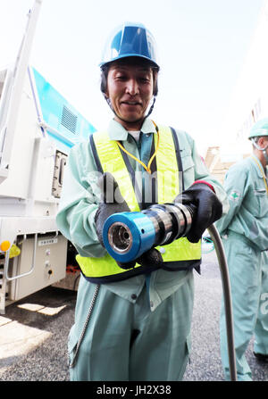 Yokohama, Giappone. 12 Luglio, 2017. Un lavoratore tasse di idrogeno per una Toyota sollevata per cella a combustibile in corrispondenza del carrello il Kirin Brewery a Yokohama, suburbana Tokyo Mercoledì, 12 luglio, 2017. Toyota Motor, Toshiba, Iwatani e i governi municipali di Yokohama e Kawasaki ha avviato una completa le operazioni di scala della tecnologia a idrogeno progetto dimostrativo utilizzando un vento generatore di potenza, Toshiba idrogeno sistema di produzione, Iwatani idrogeno del serbatoio di stoccaggio e Toyota cella a combustibile carrelli elevatori. Credito: Yoshio Tsunoda/AFLO/Alamy Live News Foto Stock