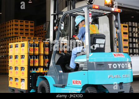 Yokohama, Giappone. 12 Luglio, 2017. Un lavoratore opera una Toyota sollevata per cella a combustibile in corrispondenza del carrello il Kirin Brewery a Yokohama, suburbana Tokyo Mercoledì, 12 luglio, 2017. Toyota Motor, Toshiba, Iwatani e i governi municipali di Yokohama e Kawasaki ha avviato una completa le operazioni di scala della tecnologia a idrogeno progetto dimostrativo utilizzando un vento generatore di potenza, Toshiba idrogeno sistema di produzione, Iwatani idrogeno del serbatoio di stoccaggio e Toyota cella a combustibile carrelli elevatori. Credito: Yoshio Tsunoda/AFLO/Alamy Live News Foto Stock