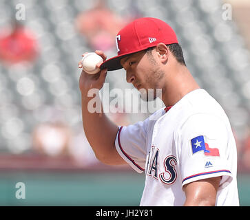 Arlington, Texas, Stati Uniti d'America. 9 Luglio, 2017. Yu Darvish (rangers) MLB : Rangers di Texas a partire lanciatore Yu Darvish durante il Major League Baseball gioco contro il Los Angeles gli angeli di Anaheim in Globe Life Park in Arlington in Arlington, Texas, Stati Uniti . Credito: AFLO/Alamy Live News Foto Stock