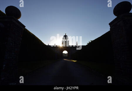 Glynde, East Sussex. 13 luglio 2017. Il sole sorge dietro il luogo Glynde, East Sussex, su di un'altra bella giornata d'Estate Credit: Peter Cripps/Alamy Live News Foto Stock