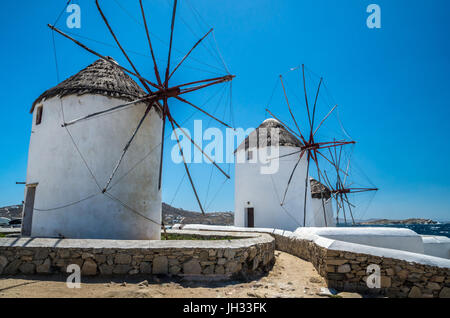 Mykonos, Cicladi, Grecia. Famosi mulini a vento durante una chiara e luminosa giornata estiva. Foto Stock