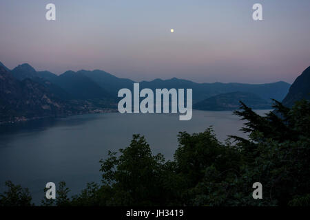 Luna piena sul Lago d'Iseo, Italia Foto Stock