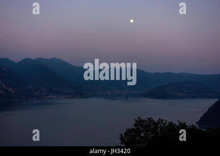 Luna piena sul Lago d'Iseo, Italia Foto Stock