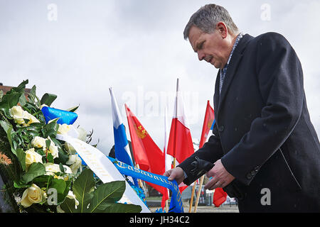 Presidente della Repubblica di Finlandia Sauli Niinistö cui fiori sotto il 1970 Caduti i lavoratori del cantiere un monumento a Danzica, Polonia, 01 aprile 2015. Foto Stock