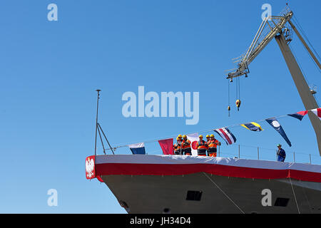 Lancio di ORP Slazak nel cantiere navale di Gdynia. Nuova imbarcazione di pattuglia della Marina Polacca ha 95 metri di lunghezza e 13 metri di larghezza e infine 97 membri di equipaggio. C Foto Stock