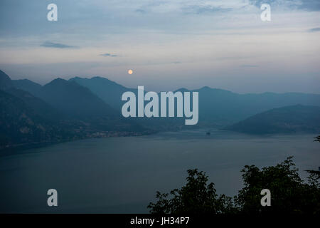 Luna piena sul Lago d'Iseo, Italia Foto Stock