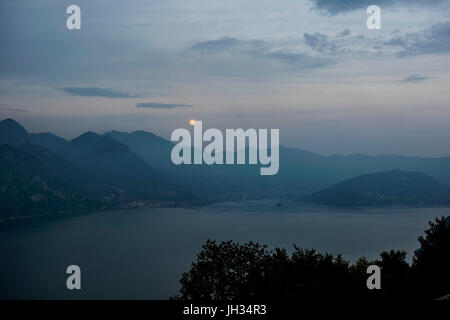 Luna piena sul Lago d'Iseo, Italia Foto Stock