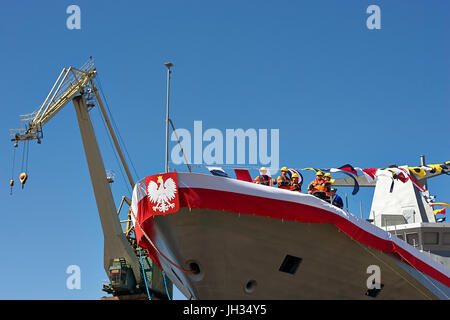 Lancio di ORP Slazak nel cantiere navale di Gdynia. Nuova imbarcazione di pattuglia della Marina Polacca ha 95 metri di lunghezza e 13 metri di larghezza e infine 97 membri di equipaggio. C Foto Stock