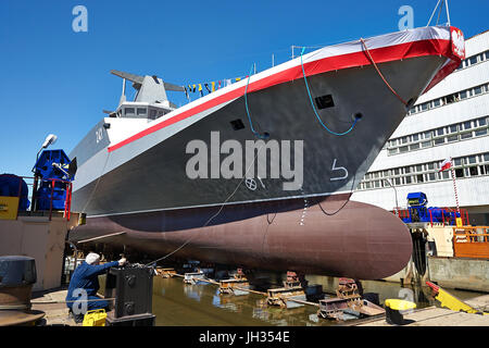 Lancio di ORP Slazak nel cantiere navale di Gdynia. Nuova imbarcazione di pattuglia della Marina Polacca ha 95 metri di lunghezza e 13 metri di larghezza e infine 97 membri di equipaggio. C Foto Stock