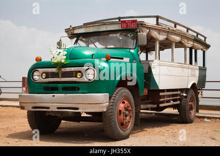 Vintage anni sessanta Toyota bus ancora in uso diffuso oggi in Myanmar. Stato Mon, Myanmar Foto Stock