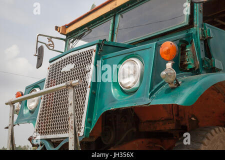 Vintage bus ancora in uso in Myanmar. Modificato da un WW2 ex esercito britannico militare canadese Chevrolet modello C60 carrello. Stato Mon, Myanmar Foto Stock