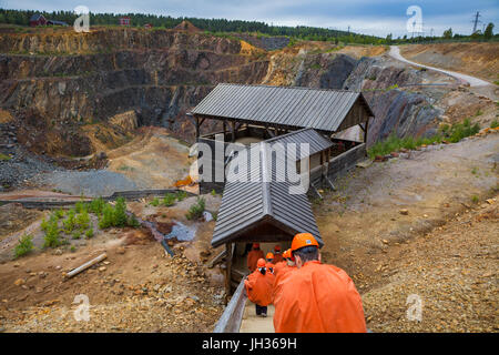 FALUN, Svezia - 20 settembre 2016: Area Mineraria della Grande Montagna di Rame - UNESCO - Sito Patrimonio dell'umanità. La gente inizia escursione. Foto Stock