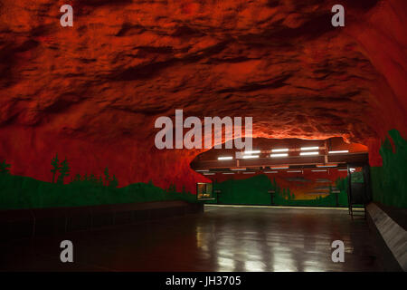 Stoccolma, Svezia - 20 settembre 2016: Solna Stazione della metropolitana rossa stile grotta Foto Stock