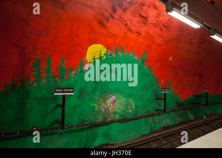 Stoccolma, Svezia - 20 settembre 2016: Solna Stazione della metropolitana rossa stile grotta Foto Stock