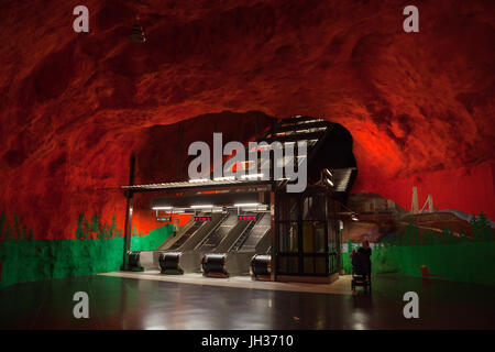 Stoccolma, Svezia - 20 settembre 2016: Solna Stazione della metropolitana rossa stile grotta Foto Stock