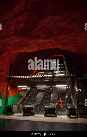 Stoccolma, Svezia - 20 settembre 2016: Solna Stazione della metropolitana rossa stile grotta Foto Stock