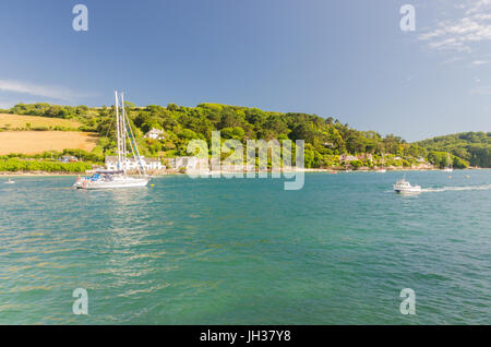 Barche in Salcombe estuario guardando verso Oriente Portlemouth Foto Stock