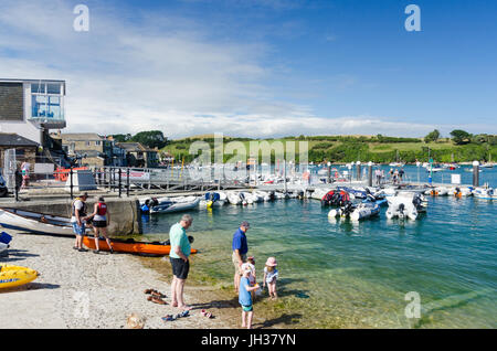 Numerosi i canotti gonfiabili legata sul galleggianti in Salcombe, Devon Foto Stock