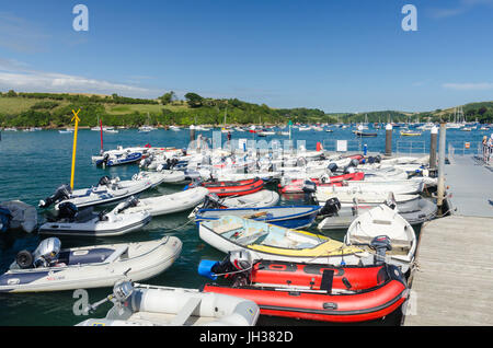 Numerosi i canotti gonfiabili legata sul galleggianti in Salcombe, Devon Foto Stock