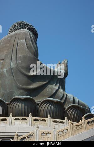 Buddha gigante a Po Lin monastero buddista situato sulla Ngong Ping Plateau sull'Isola di Lantau, Hong Kong, Cina Foto Stock