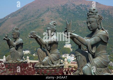 Statue di Buddha a Po Lin monastero buddista situato sulla Ngong Ping Plateau sull'Isola di Lantau, Hong Kong, Cina Foto Stock