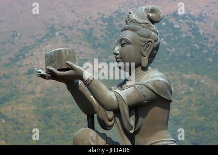 Statue di Buddha a Po Lin monastero buddista situato sulla Ngong Ping Plateau sull'Isola di Lantau, Hong Kong, Cina Foto Stock