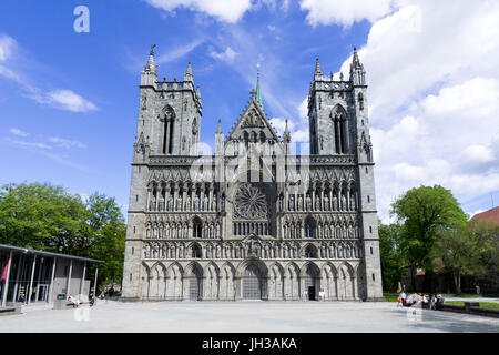 Fronte ovest della cattedrale di Nidaros a Trondheim, Norvegia. È il più settentrionale della cattedrale medievale nel mondo. Foto Stock