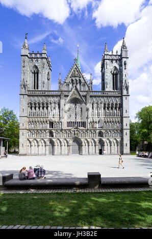 Fronte ovest della cattedrale di Nidaros a Trondheim, Norvegia. È il più settentrionale della cattedrale medievale nel mondo. Foto Stock