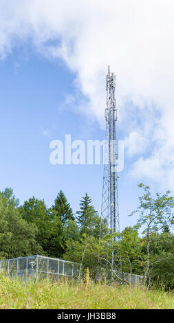 Vista di tall telefono mobile montante / Telefono cellulare tower modello di rilascio: No. Proprietà di rilascio: No. Foto Stock