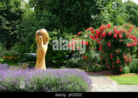 Scultura in legno di sir Isaac Newton la mano e Apple in Wyndham Park, Grantham, Lincolnshire, England, Regno Unito Foto Stock