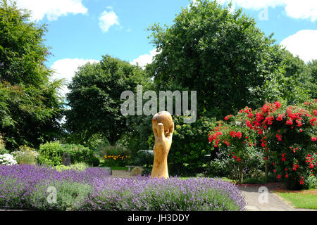 Scultura in legno di sir Isaac Newton la mano e Apple in Wyndham Park, Grantham, Lincolnshire, England, Regno Unito Foto Stock