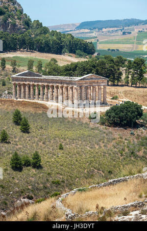 Il V secolo a.c. tempio dorico a Segesta e il paesaggio della Sicilia occidentale, Italia. Foto Stock