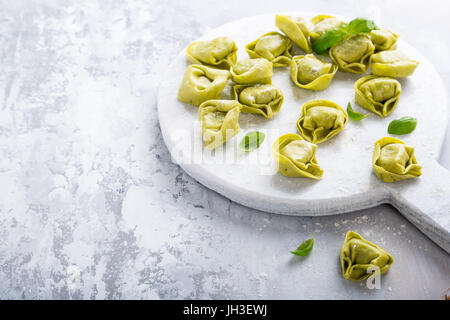 In casa crudo tortelloni italiano Foto Stock