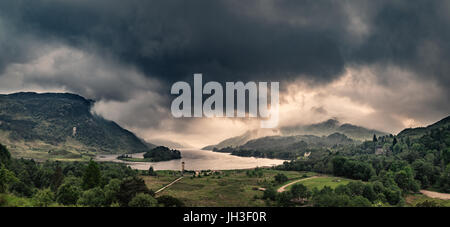 Glenfinnan monumento nella serata piovosa. La Scozia. Foto Stock