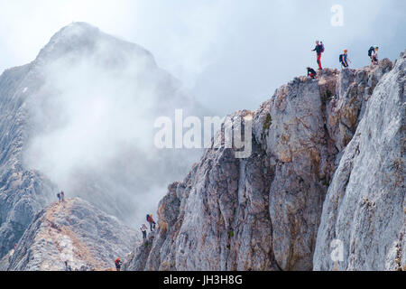 Mt. Triglav Slovenia - 3 Settembre 206: scalatori progresssing per la salita alla cima del monte Triglav. Foto Stock