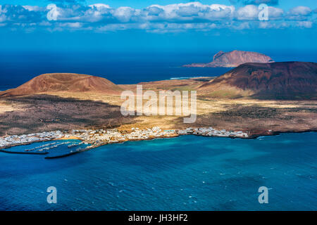 Isole di La Graciosa e Montana Clara off la costa settentrionale di Lanzarote, Isole Canarie, Spagna Foto Stock